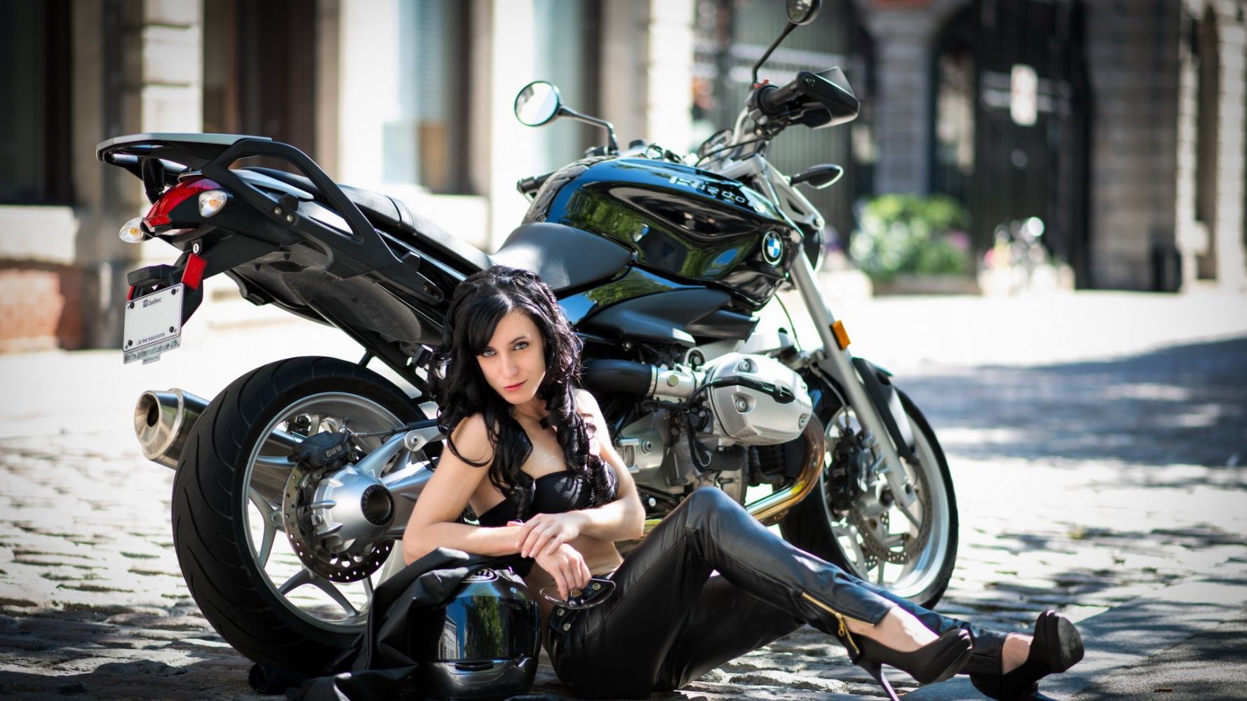 European women on bikes in Kaifing