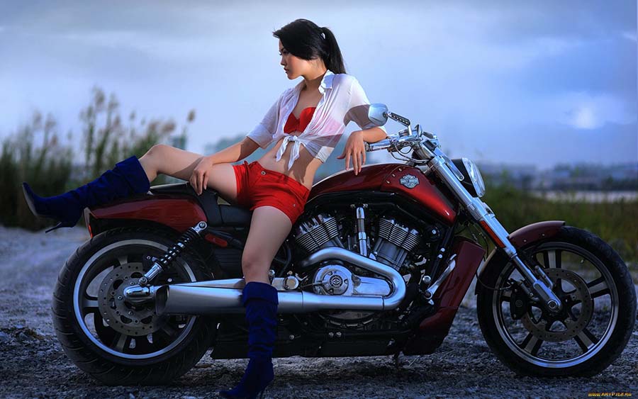 Beautiful girls and motorcycles in Kaifing