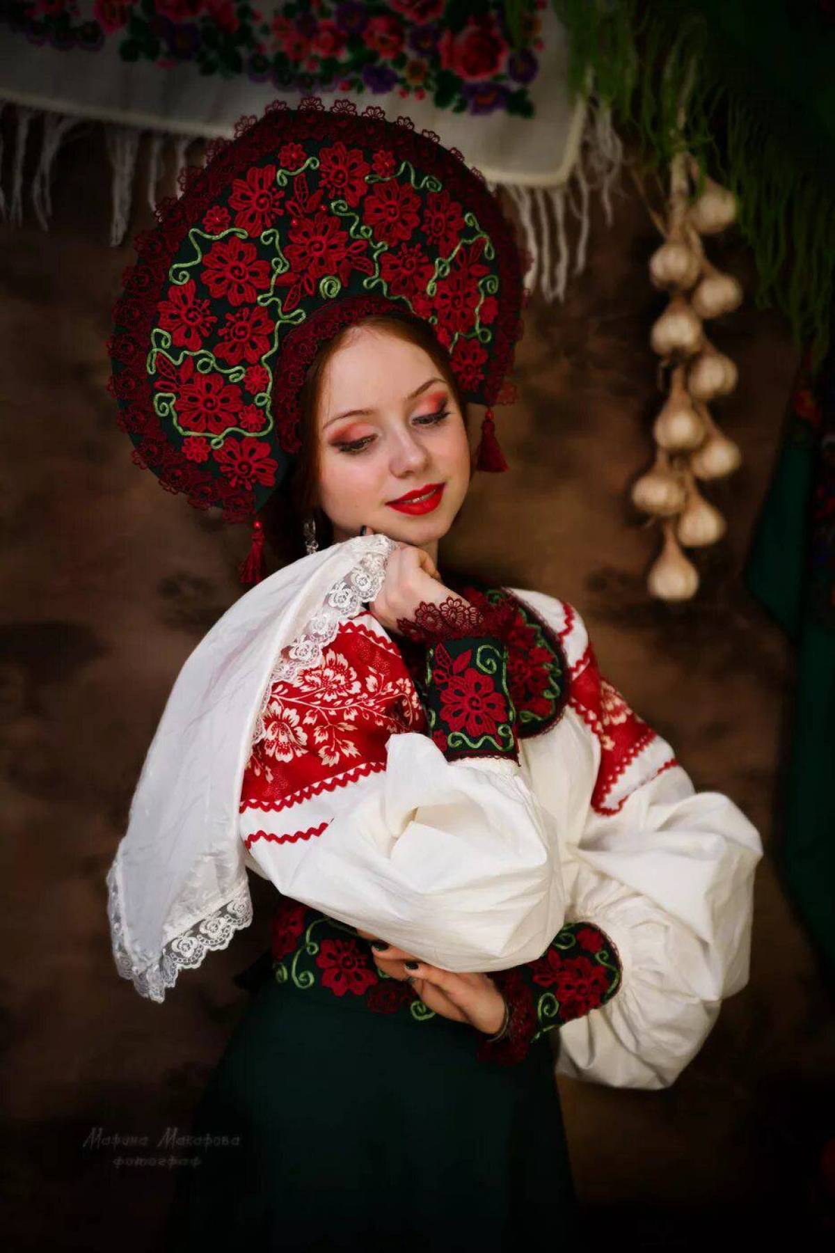 Women in Slavic costumes underwear in Kaifing