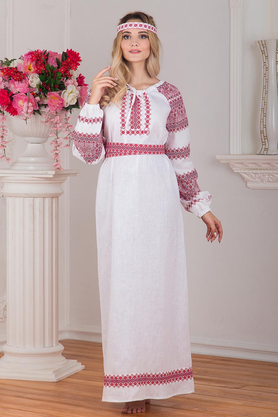 Women in Slavic costumes in Kaifing