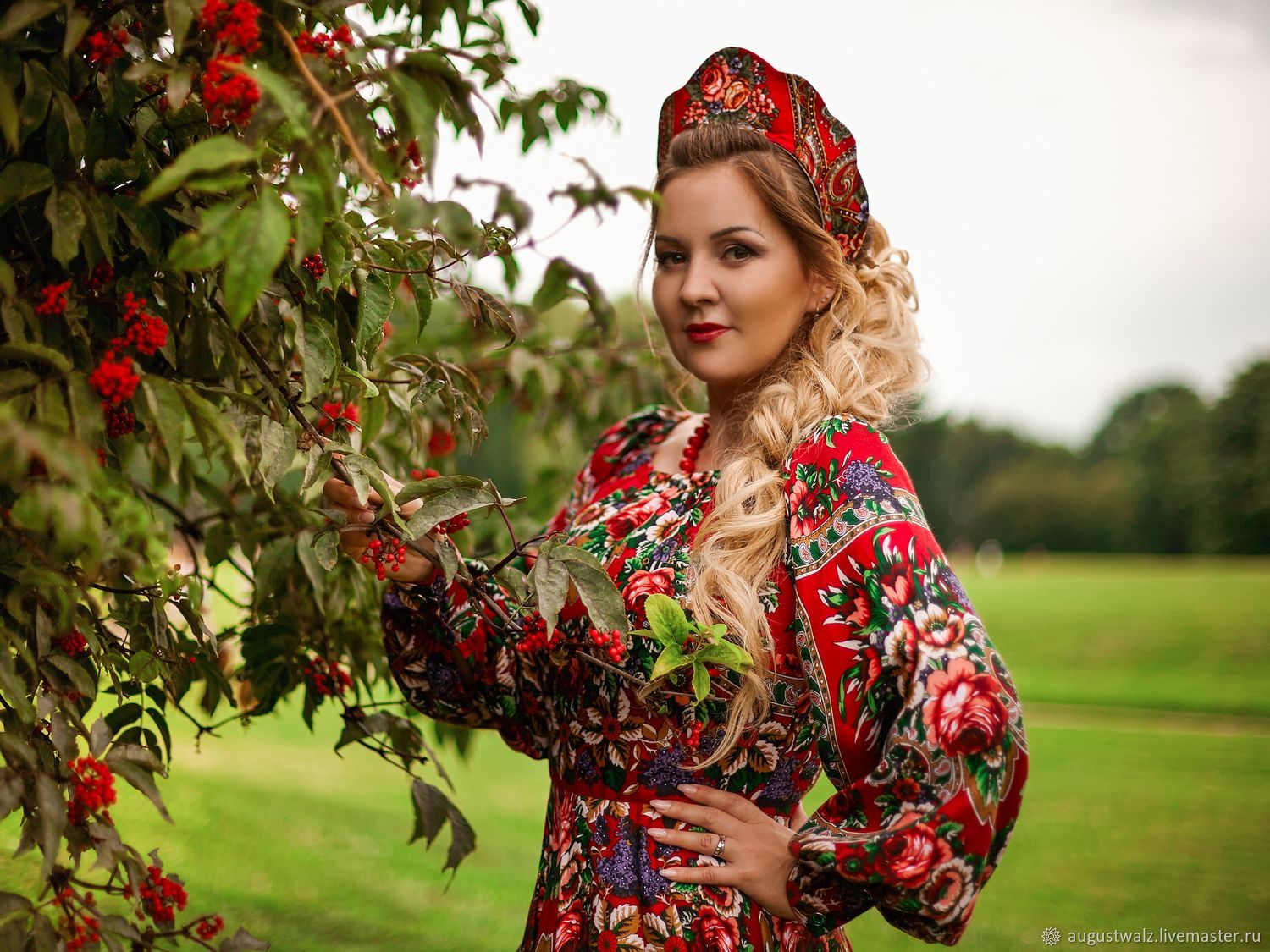 Women in Slavic costumes in Kaifing