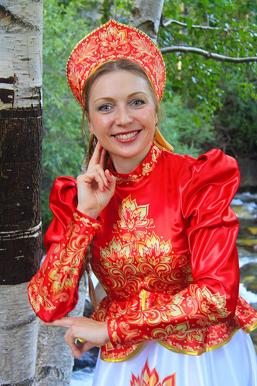 Women in Slavic costumes in Kaifing