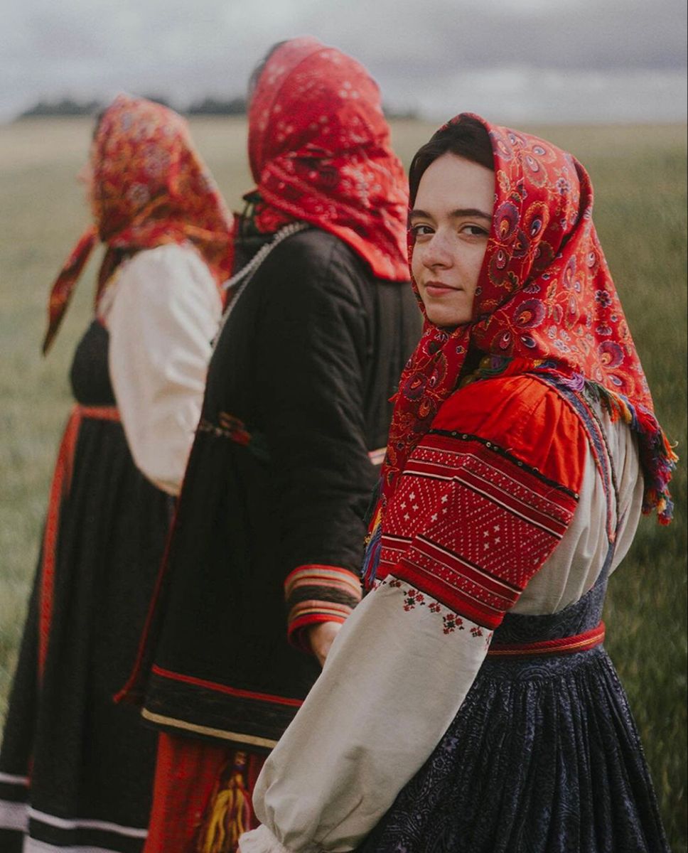 Women in Slavic costumes in Kaifing