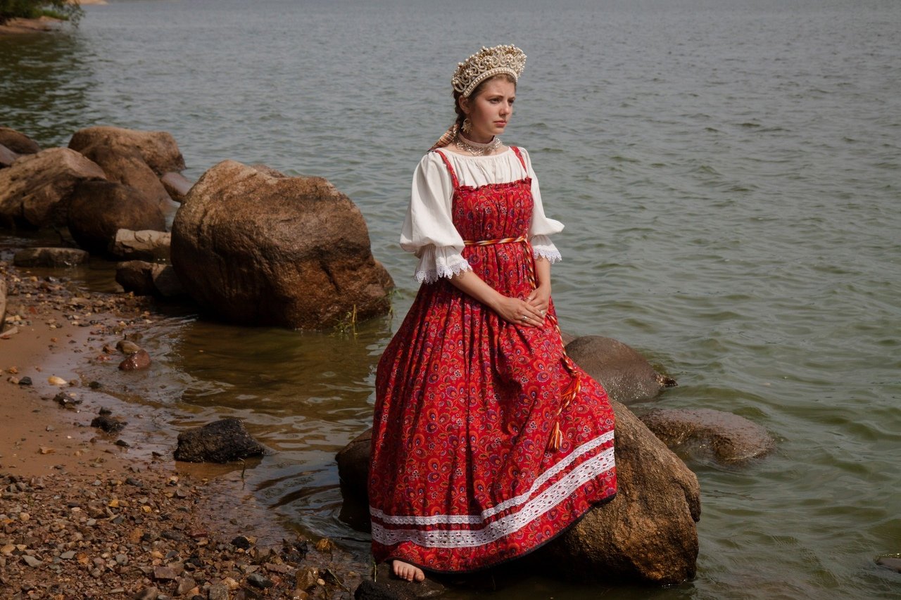 Women in Slavic costumes in Kaifing
