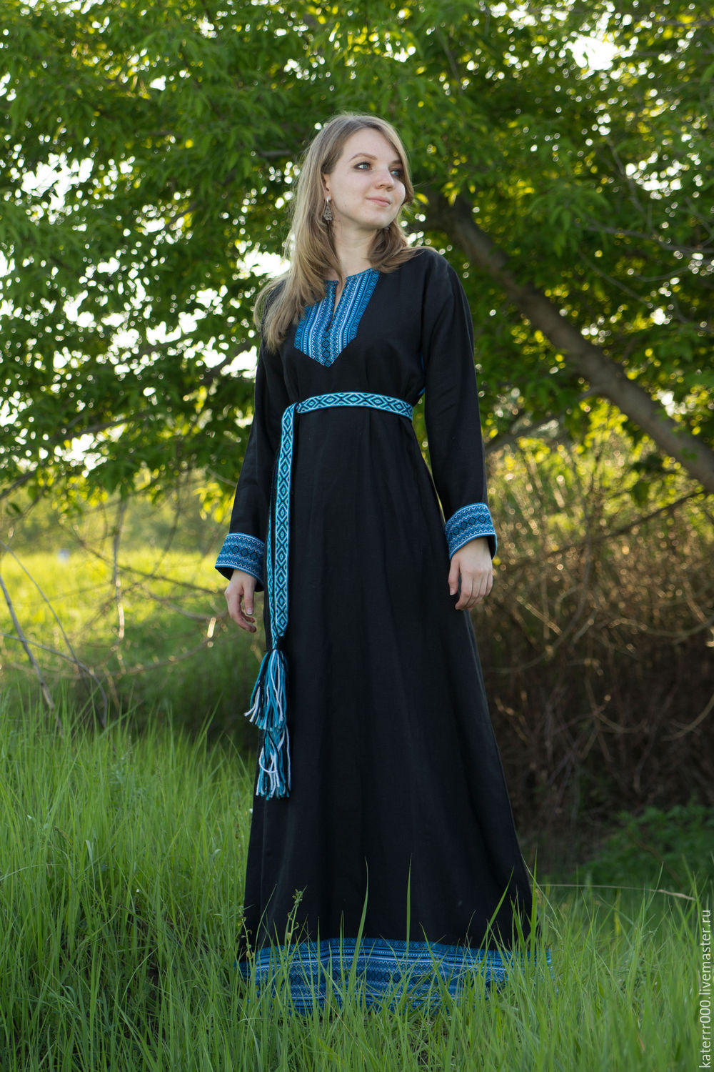 Women in Slavic costumes in Kaifing