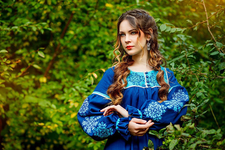 Sexy photo Women in Slavic costumes in Kaifing