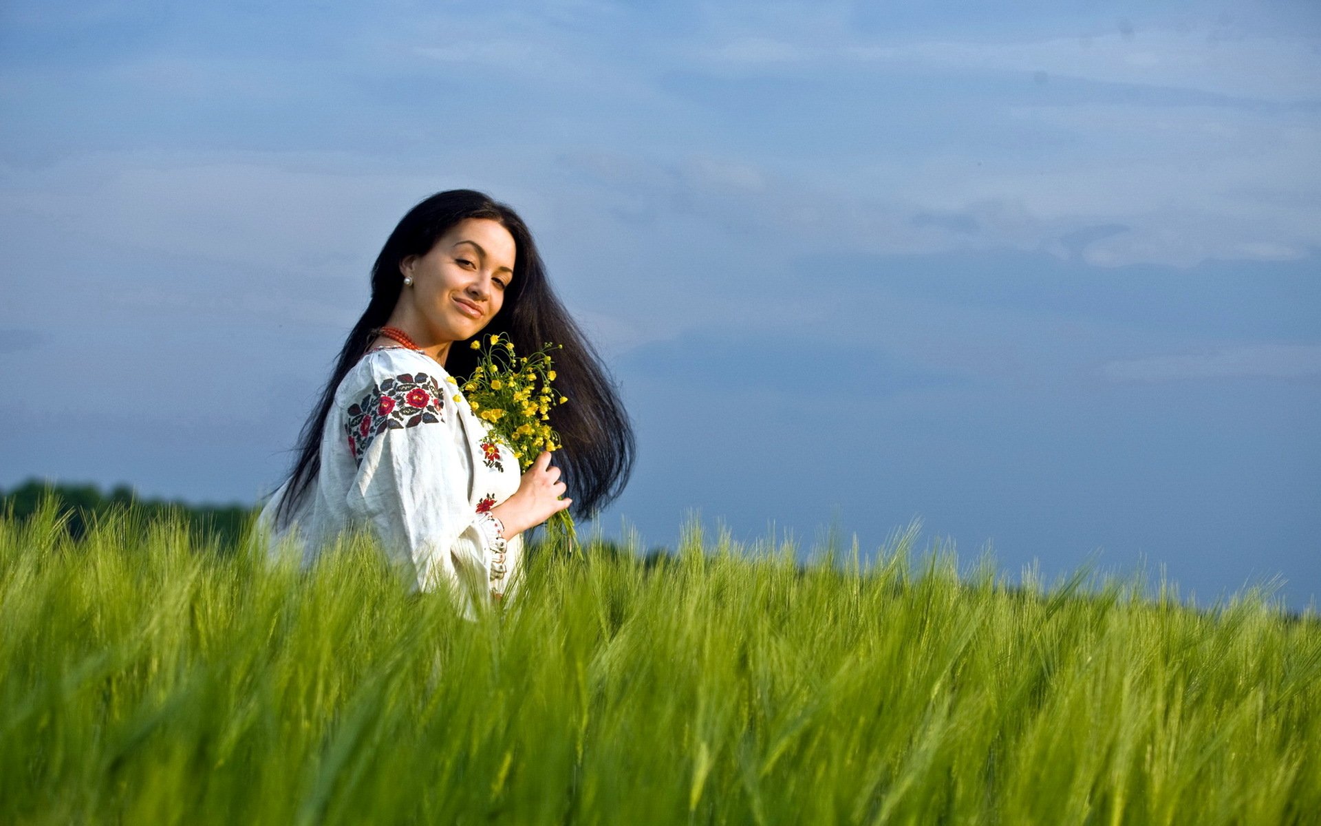 Girls in Slavic costumes in Kaifing