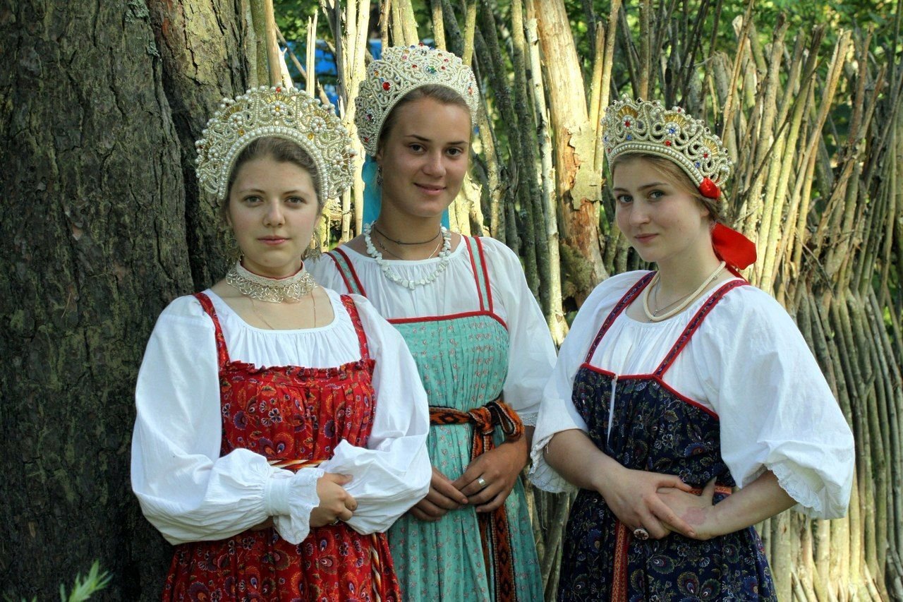 Sexy model Girls in Slavic costumes in Kaifing
