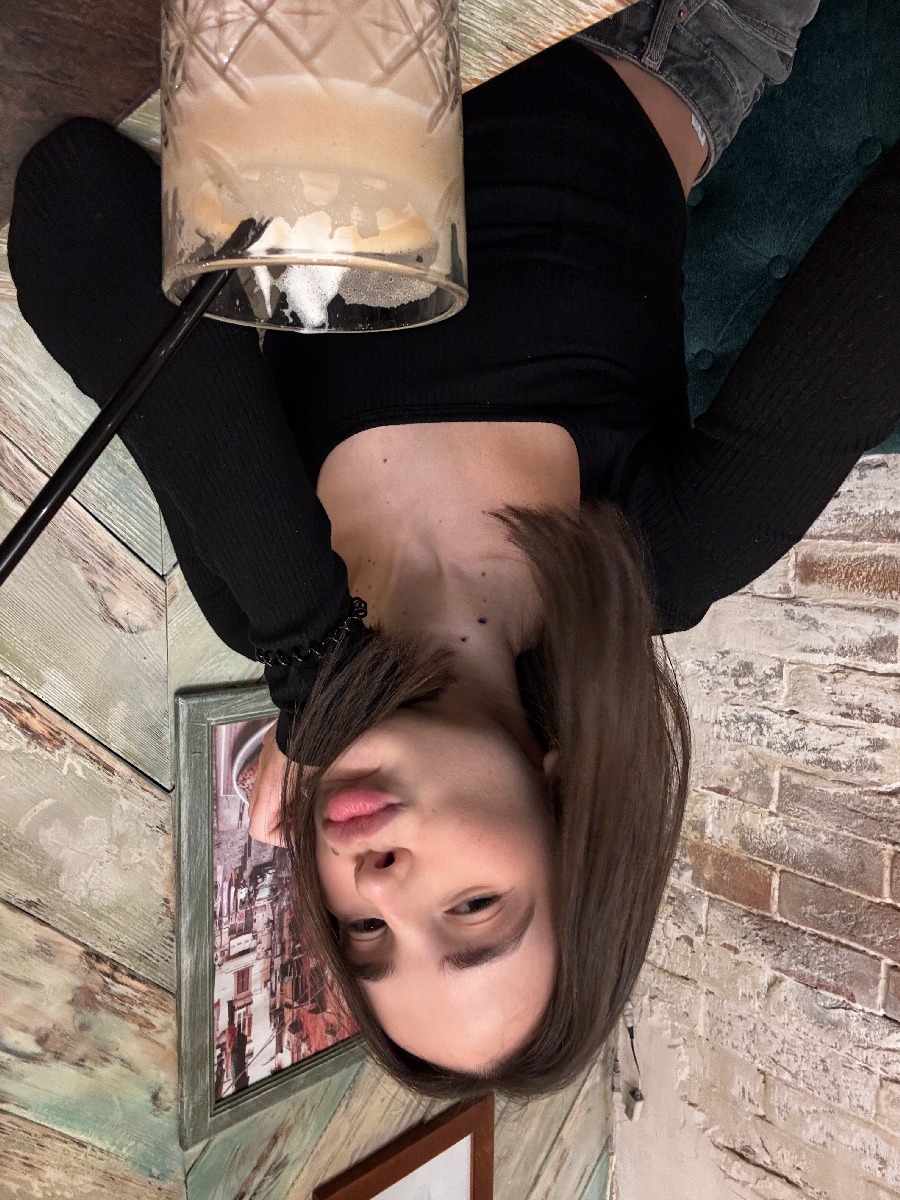 Fresh photos, fresh mood — Tina online in Kaifing